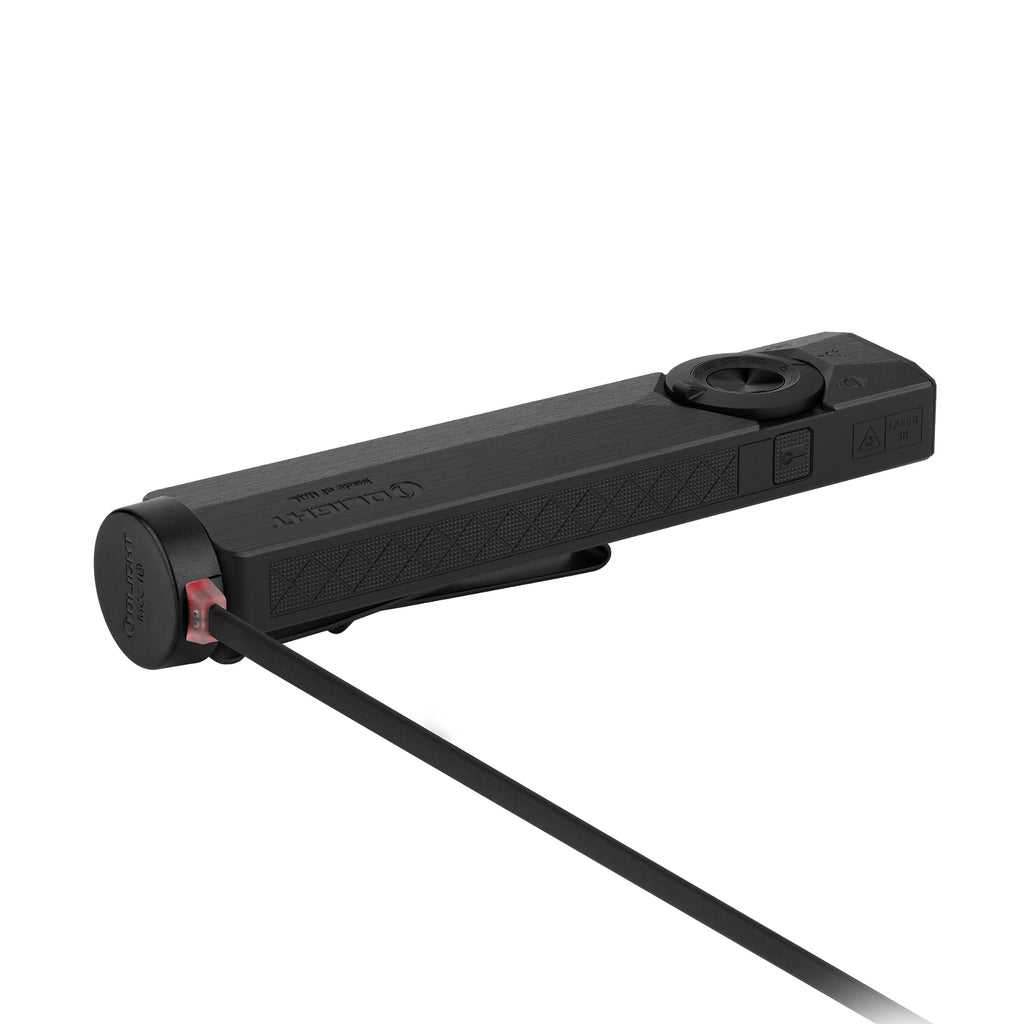 Lampe torche Olight ArkPro Ultra noire en charge magnétique avec câble MCC, vue de profil pour usage quotidien.